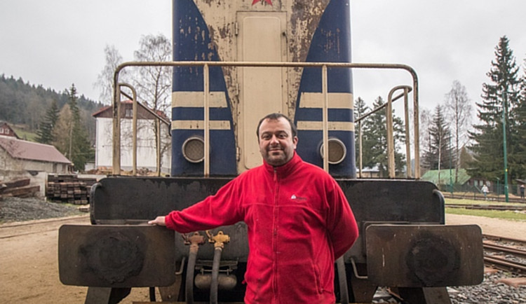 Šotouš Pavel Šturm miluje vlaky celý život. Kvůli dobré fotce by vylezl i na strom