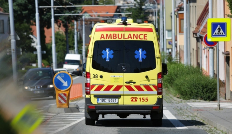 Důchodkyni v Brně srazila šalina, je v kritickém stavu