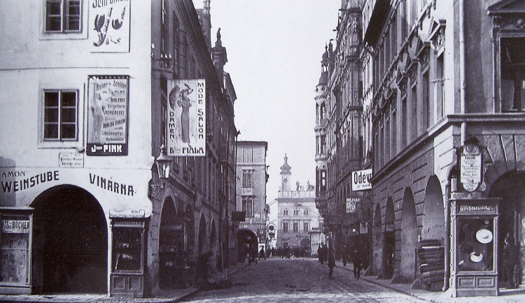 Vlevo na rohu Kartla IV. a Kněžské Malý pivovar po roce 1930.