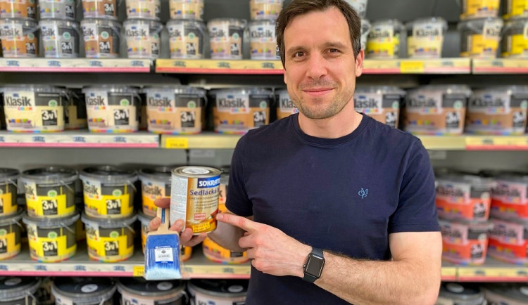 Ženy si vybírají z tisíců různých odstínů, chlapi tak ze sedmi barev, říká manažer budějckého obchodu Barvy – Laky Komplet