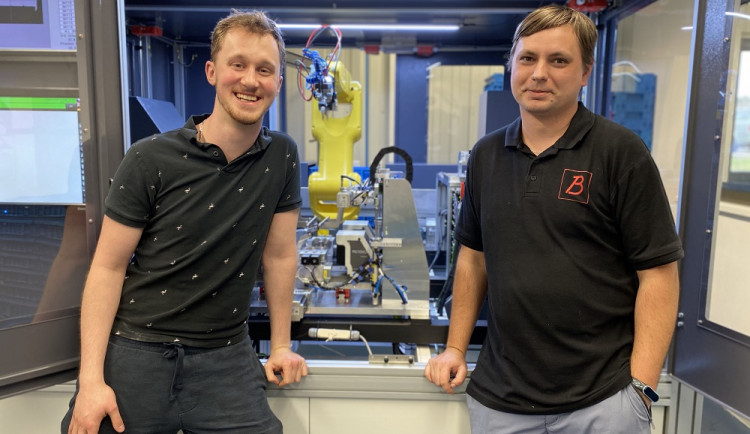 Kontroloři kvality Patrik (vlevo) a Tomáš (vpravo)