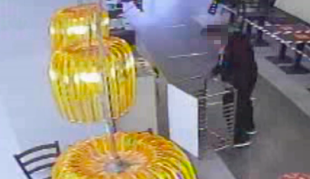 Kuriózní krádež. Zloděj nešika se v rychlém občerstvení pokusil ukrást vozík na tácy.