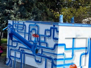 Vodohospodářský objekt posprejoval streetartový umělec. Malba ukazuje cestu vody