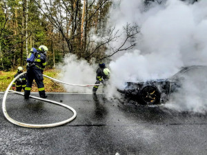 Požár luxusního automobilu pohledem hasičů. Z BMW zbyl jen ohořelý vrak