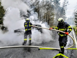Požár luxusního automobilu pohledem hasičů. Škoda je vyčíslena na 1,5 milionu korun