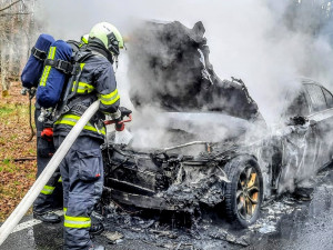 Požár luxusního automobilu pohledem hasičů. Škoda je vyčíslena na 1,5 milionu korun
