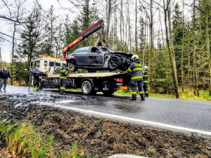 Požár luxusního automobilu pohledem hasičů. Škoda je vyčíslena na 1,5 milionu korun
