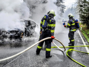 Požár luxusního automobilu pohledem hasičů. Škoda je vyčíslena na 1,5 milionu korun