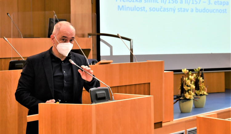 Stavbu podjezdu pod nádražím chce plánovat kraj. Pokud to necháme městu, Budějčáci nedočkají, tvrdí hejtman