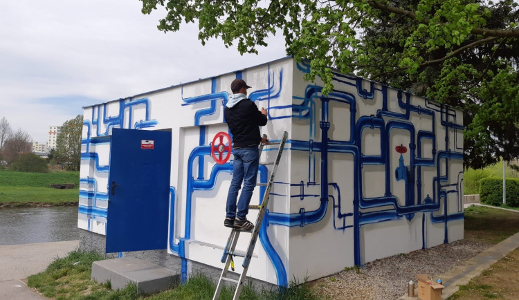 Vodohospodářský objekt posprejoval streetartový umělec. Malba ukazuje cestu vody