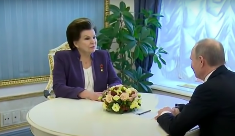 Valentina Těreškovová s Vladimirem Putinem.