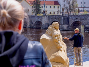 V Písku opět vzniká galerie pod širým nebem. Podívejte se, co zatím umělci vytvořili