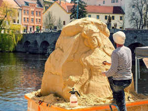 V Písku opět vzniká galerie pod širým nebem. Podívejte se, co zatím umělci vytvořili