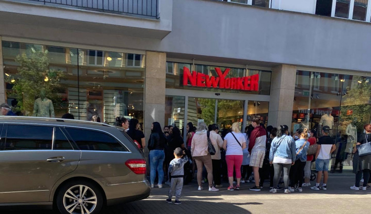 Už od ranních hodin hlásí některé obchody fronty zákazníků čekajících na umožnění vstupu do obchodů.