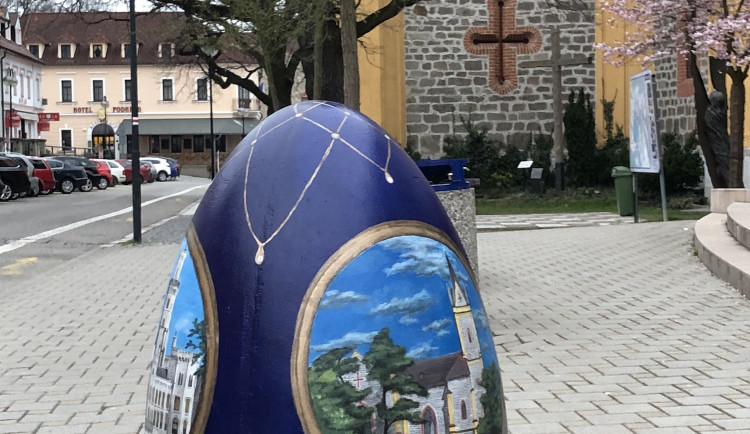 Hlubocké obří kraslice pomáhají malé Adélce z Bavorovic postavit se na vlastní nohy