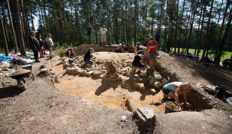 V trase D3 se našly groše Václava IV. i jantarové korálky. Nálezy ukazuje výstava Co přinesla dálnice