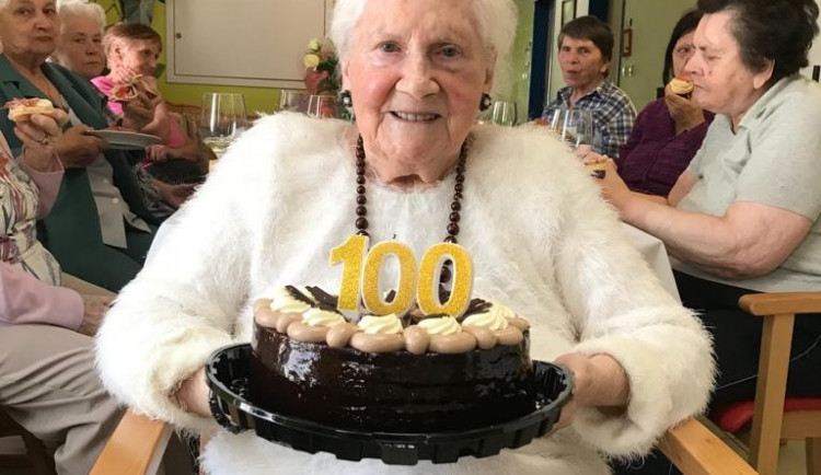 Oslavila sté narozeniny. Věroslava Holmanová byla zapálenou členkou Sokola, miluje hudbu a společnost