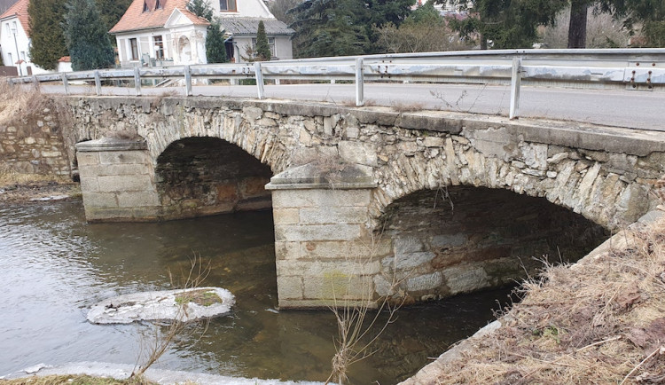Kvůli rekonstrukci se uzavře památkově chráněný most ve Starých Dobrkovicích.