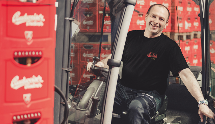 Náborový příspěvek, štědré benefity a každý měsíc pivo v podobě deputátu. Budvar hledá elektromechaniky a operátory stáčecích linek