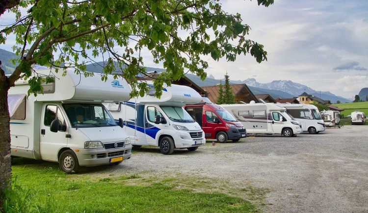 Prachatice chystají místa, kde by parkovali turisté s karavany