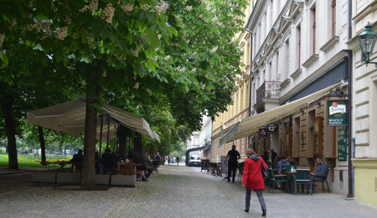 Restauratéři nebudou muset kontrolovat doklady o testech, zodpovědnost je na hostech