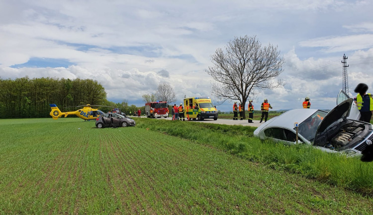 U Čejkovic havarovala čtyři auta. Silnice je uzavřená