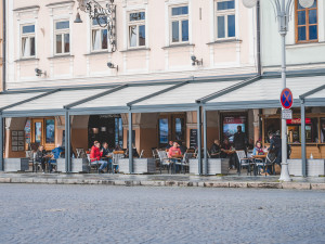 Zahrádky restaurací se otevřely. Většina podniků možnost využila i přes nepřízeň počasí