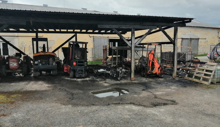 Požár v obci Rovná způsobil škodu v řádku stovek tisíc korun.