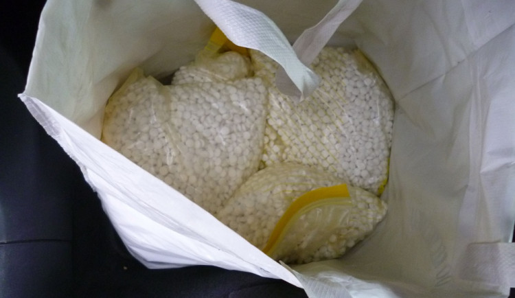 Celníci u Hrádku našli během kontroly deset kilo léku na výrobu pervitinu