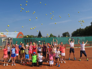Tradiční letní dětské tenisové kempy budějckého klubu se již chystají. Těší se na všechny děti, co již tenis vyzkoušely nebo by ho rády teprve vyzkoušely