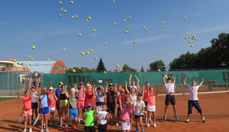 Tradiční letní dětské tenisové kempy budějckého klubu se již chystají. Těší se na všechny děti, co již tenis vyzkoušely nebo by ho rády teprve vyzkoušely