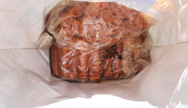 Na policisty se obrátil muž, kterému kamarád donesl trhavinu v igelitce. Pyrotechnik její obsah odpálil.