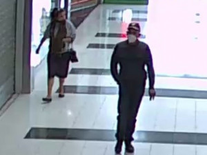 Policisté pátrají po dvojici na obrázku. Může pomoct s řešením případu