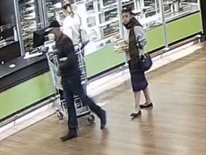 Policisté pátrají po dvojici na obrázku. Může pomoct s řešením případu