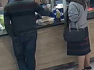 Policisté pátrají po dvojici na obrázku. Může pomoct s řešením případu