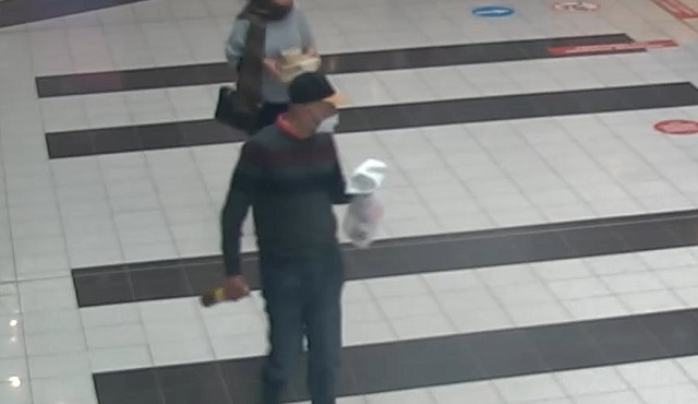 Policisté pátrají po dvojici na obrázku. Může pomoct s řešením případu