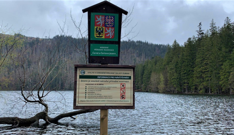 Správa NP Šumava u šumavských ledovcových jezer v těchto dnech instaluje jasné cedule s vyznačeným zákazem koupání. A nechybí ani další zákazy..