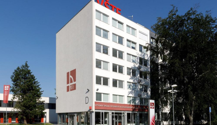 Partnerství s vysokou školou má pro firmy smysl. Studenty na praxích si podniky chválí