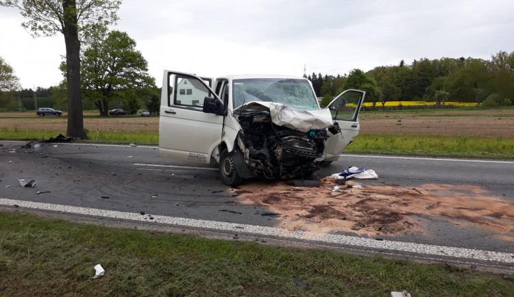 Tragickou dopravní nehodu u Jindřichova Hradce nepřežil mladý muž. Tři lidé utrpěli těžká zranění