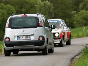 Naštvaný chatař blokoval trať Rallye Český Krumlov Revival. Nesouhlasil s průjezdem historických automobilů