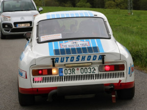 Naštvaný chatař blokoval trať Rallye Český Krumlov Revival. Nesouhlasil s průjezdem historických automobilů
