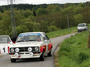 Naštvaný chatař blokoval trať Rallye Český Krumlov Revival. Nesouhlasil s průjezdem historických automobilů