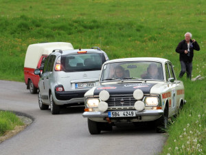Naštvaný chatař blokoval trať Rallye Český Krumlov Revival. Nesouhlasil s průjezdem historických automobilů