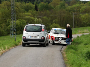 Naštvaný chatař blokoval trať Rallye Český Krumlov Revival. Nesouhlasil s průjezdem historických automobilů