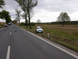 Tragickou dopravní nehodu u Jindřichova Hradce nepřežil mladý muž. Tři lidé utrpěli těžká zranění