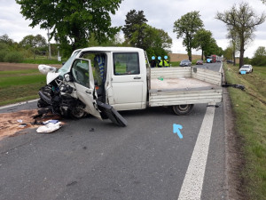 Tragickou dopravní nehodu u Jindřichova Hradce nepřežil mladý muž. Tři lidé utrpěli těžká zranění