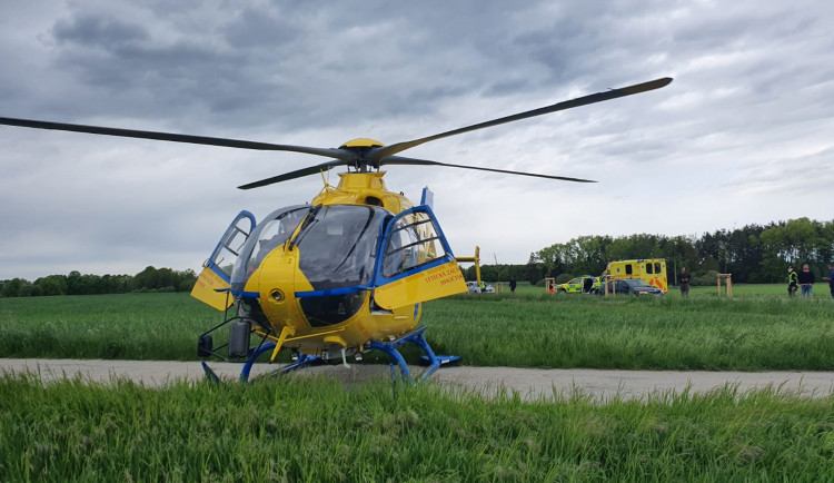 Pro zraněného motorkáře musel na Jindřichohradecko letět vrtulník