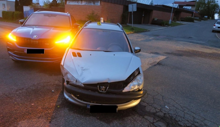 Mladý řidič vjel jinému do cesty. Způsobil škodu přes sto tisíc