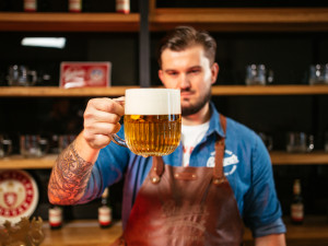 Nové sklo vytvořil pro Budvar přední český umělec. Inspirací mu bylo dílo Josefa Lady