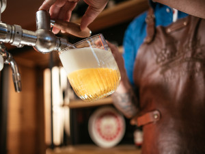 Nové sklo vytvořil pro Budvar přední český umělec. Inspirací mu bylo dílo Josefa Lady